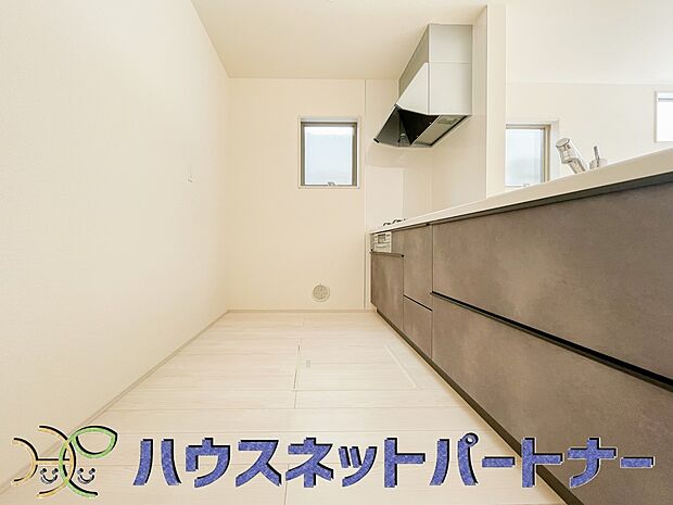 明るい自然光が入る作業スペースを多くとったキッチン採用。夫婦揃ってキッチンに立っても調理がしやすく、家事をしながら会話も弾みます。食器類もすっきりと片付く収納力。