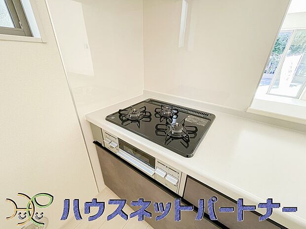 三口コンロで料理の幅を拡げてくれる使いやすいシステムキッチンを採用。洗い場も大きいので野菜や食器を洗ったりする際にも捗り、奥様の強い味方となってくれるはずです。