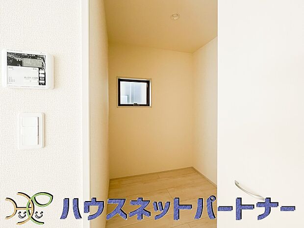パントリー(食料庫)常温保存できるパン、お米、調味料、缶詰など、日常的に使うものや未開封の食品の収納にぴったり。棚にものを並べて収納すれば、何が足りないのかひと目で確認できます。