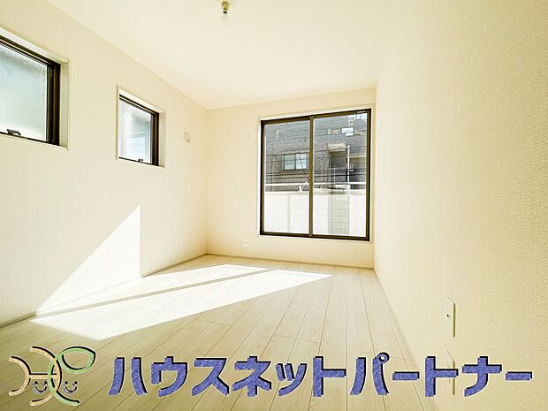 バルコニーに直接出入りできるお部屋です。ちょっと外の空気を吸いたい時や、ベランダでミニガーデニングなども楽しめそうです。