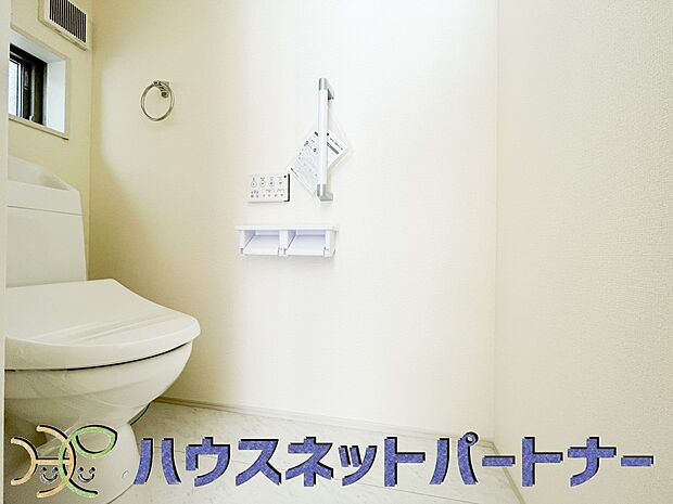 快適な生活を送るための必須アイテムとなった洗浄機能付トイレ。おしり洗浄、ビデ洗浄、暖房便座の3つの機能を標準装備しています。