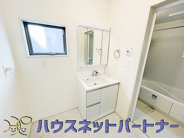 家の中でも特にプライベートスペースとなる洗面所は、洗濯場所と浴室を同じ空間でまとめております。小窓を設置しておりますので、熱気などが籠りやすい空間でちょっとした空気の入れ替えを。