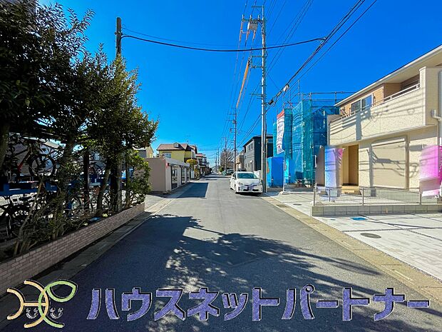 前面道路は6mあり広いので駐車も楽ちん。