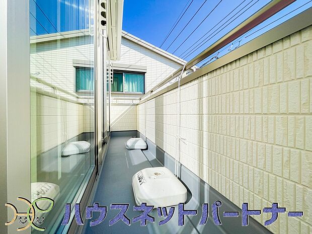 南向きバルコニーから明るい陽射しと爽やかな風がお部屋へと流れ込む、心地よい空間です。2部屋続きなのでお布団も沢山干せますね。