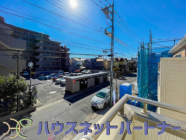 青い空が近くに感じるバルコニーは、爽やかな風をお部屋へ運んでくれます。