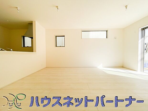 忙しい朝でも家族揃って食事をして頂ける、ゆとりある大きさのダイニングスペース。奥様の手料理をカウンター越しに受けとって頂き、テーブルで囲む素敵な時間を存分にお愉しみ下さい。