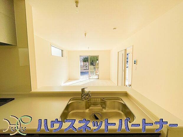 キッチン吊戸棚を無くす事によって、コミュニケーションを重視した設計に致しました。区画によって変わる一体感を、実際にご覧になって頂けましたらと思います。