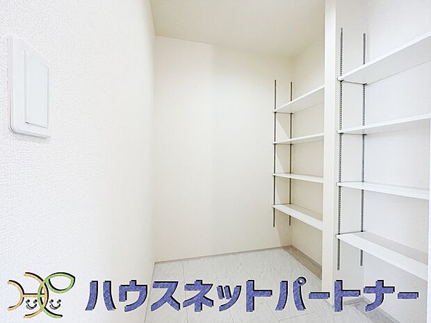 かさばるタオル類も、すっきりしまって使いやすく。収納物の量に合わせて、可動棚を調整できます。