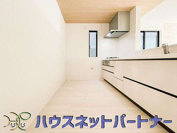 明るい自然光が入る作業スペースを多くとったキッチン採用。夫婦揃ってキッチンに立っても調理がしやすく、家事をしながら会話も弾みます。食器類もすっきりと片付く収納力。