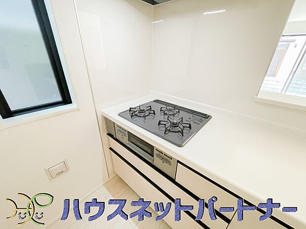 三口コンロで料理の幅を拡げてくれる使いやすいシステムキッチンを採用。洗い場も大きいので野菜や食器を洗ったりする際にも捗り、奥様の強い味方となってくれるはずです。