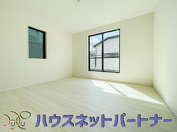 バルコニーに直接出入りできるお部屋です。ちょっと外の空気を吸いたい時や、ベランダでミニガーデニングなども楽しめそうです。