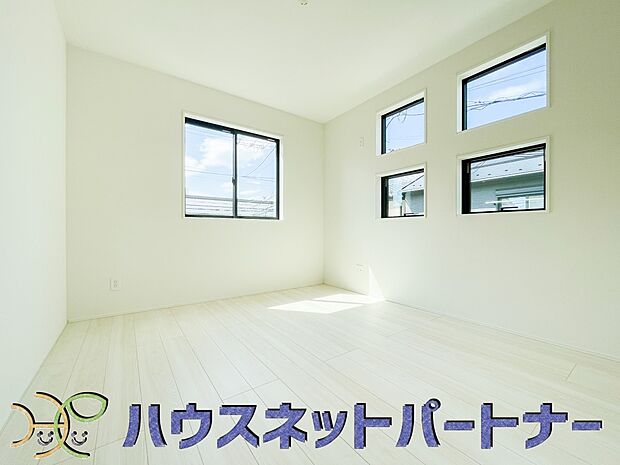 明るい窓のあるお部屋は子供部屋にぴったり。可愛い家具で素敵なお部屋に。