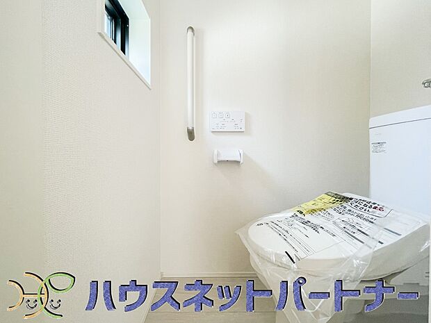 シャワー付きトイレは2ヶ所。安全性を考慮して手すりを付けています。