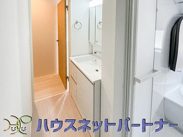 十分な大きさの洗面台は、身だしなみチェックや歯磨きなど、朝の慌ただしい時間でもホテルライクなスペースで余裕とゆとりを感じて頂けます。