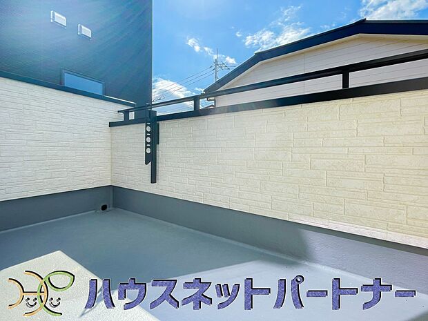 朝の澄んだ空気や、夕方に吹く清々しい風を五感で感じられるバルコニー。住まいの中で屋外にあって、本当の自然を感じられるスペースです。