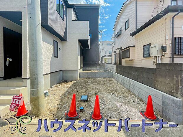 カースペース並列2台可。道路に面したカースペースが2台分あるので、縦列2台のカースペースの様に面倒な車の入替えは必要ありません。ストレスフリーなカーライフを満喫できます。
