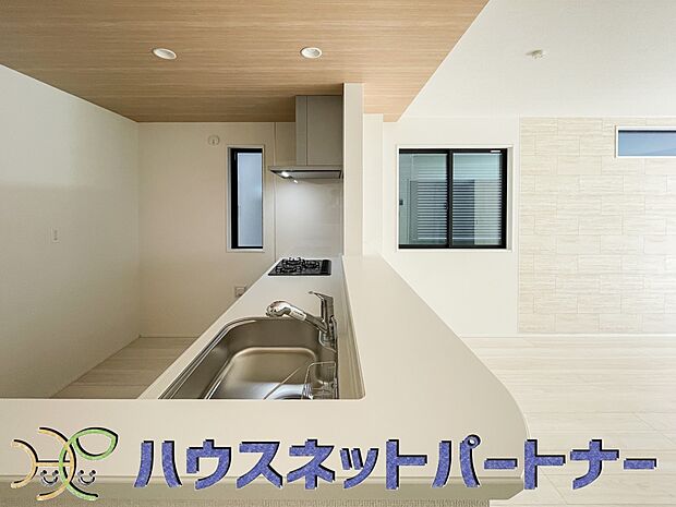 カウンターキッチンなら、リビングで遊ぶ子供の様子を見ながら料理ができるので安心です。料理を運んでもらったり、子供にお手伝いしてもらいやすいのもいいですね♪