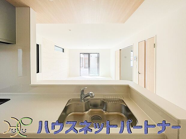 人工大理石のワークトップやシンクは、水を流しただけできれいになったように見えます。白いキッチンは明るく清潔感があり、とっても素敵です。