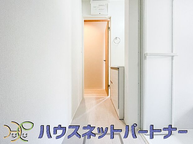 大きく見やすい三面鏡で清潔感ある洗面台は、身だしなみチェックや肌のお手入れに最適です。何かと物が増える場所だからこそ、スッキリと見映えの良い空間に拵えました。