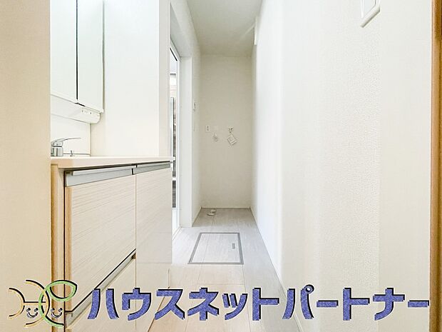 毎日使う洗濯機。しっかりと奥行きのある置き場が確保されています。