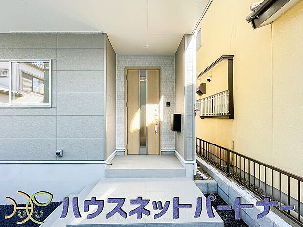 玄関はおうちの顔と言われます。玄関アプローチは、外観デザインの印象を左右します。ご家族の個性を出しながら、素敵な玄関でお客様をお迎えしてください。