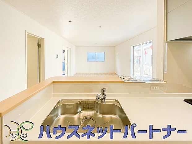 家族の様子を見ながらキッチンでお料理。一日の出来事を会話しながらの家事は嬉しいコミュニケーション。