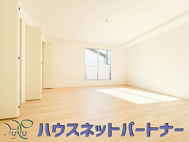 ベッドを置いて主寝室をイメージ。それでも広々してますね。