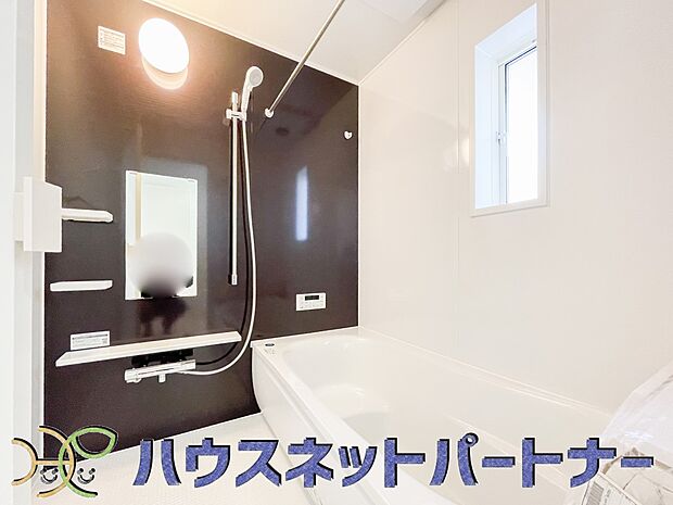 高級感溢れるカラーと大きさ・柔らかな曲線で構成された半身浴も楽しめるバスタブが心地よさをもたらします。窓もあるので換気もしっかりできますね。