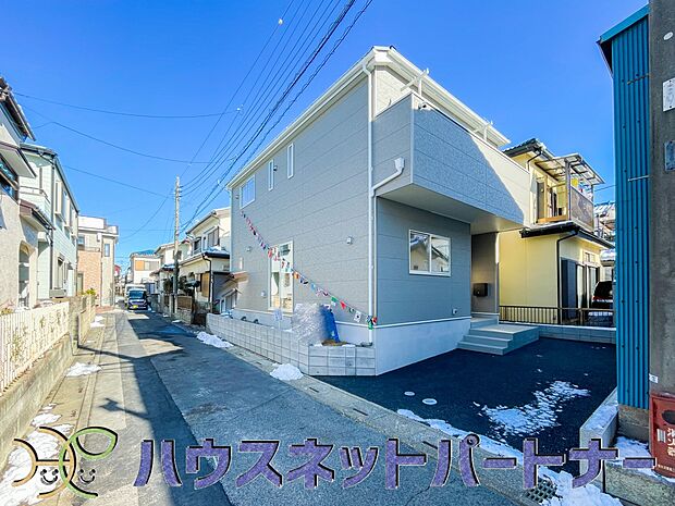 街に溶け合う美しい景観と、採光や風通しを考えて設計された間取り。近隣の視線を考え調整した窓位置など、外観だけでなく、住まうご家族の心地よさを最優先しました。