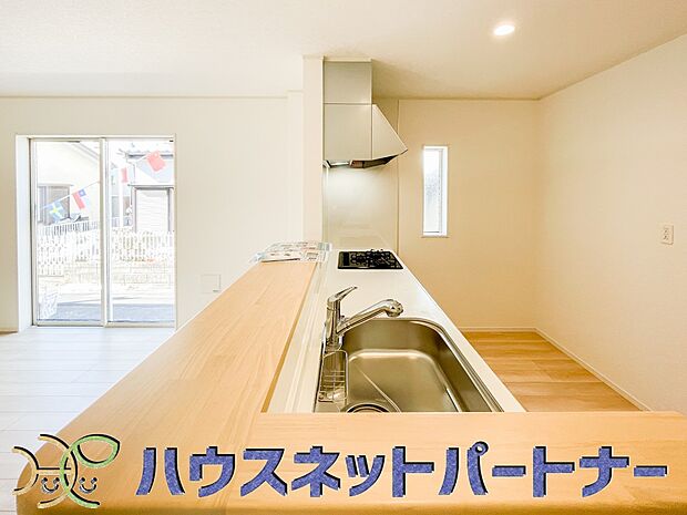 キッチン吊戸棚を無くす事によって、コミュニケーションを重視した設計に致しました。区画によって変わる一体感を、実際にご覧になって頂けましたらと思います。 