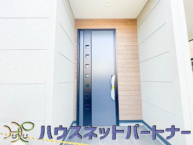 お客様も迎える玄関は高級感のある造りです。