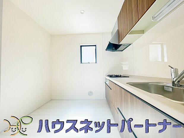 明るい自然光が入る作業スペースを多くとった壁付けキッチン採用。夫婦揃ってキッチンに立っても調理がしやすく、家事をしながら会話も弾みます。食器類もすっきりと片付く収納力。