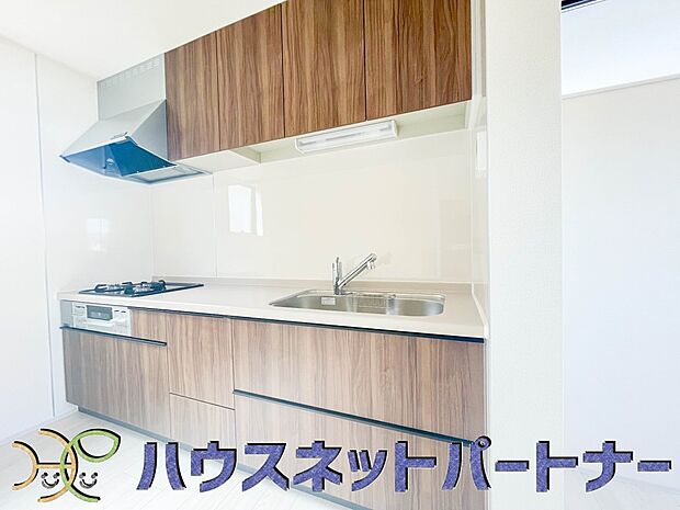 キッチンは家族一緒にお料理が出来る広さ。たまにはご夫婦でお料理も良いですよね。