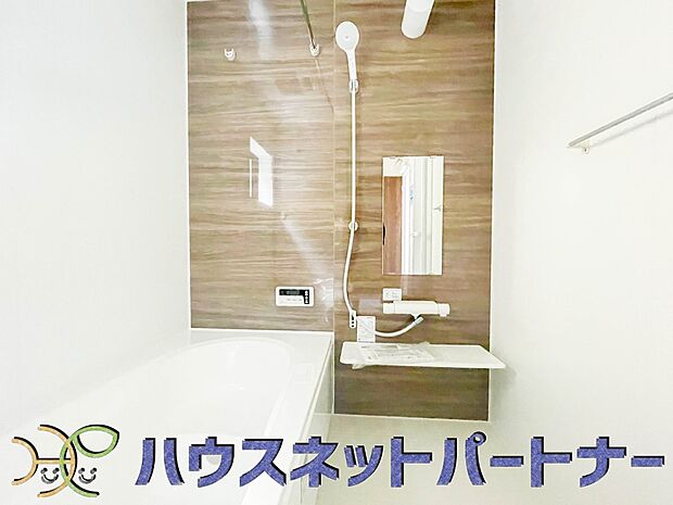 高級感溢れるカラーと大きさ・柔らかな曲線で構成された半身浴も楽しめるバスタブが心地よさをもたらします。