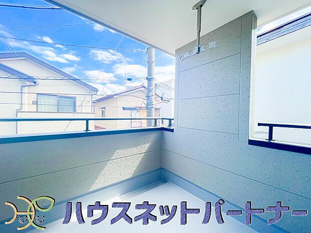 インナーバルコニーの一番のメリットは、雨が降っても使えるという事です。通常、インナーバルコニーは、上の屋根が掛かっていますので雨に濡れることがほとんどありません。