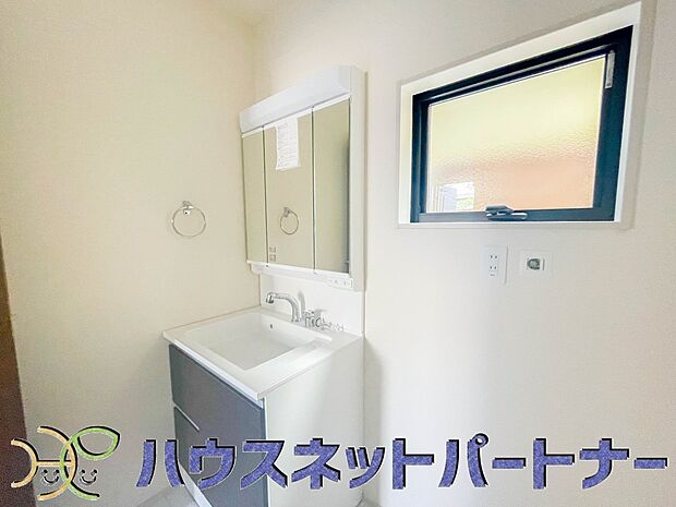 広い脱衣所、洗面台も大きなサイズを設置。建売では見ない広さと解放感。