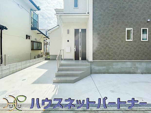 上質感漂う玄関へのアプローチ。居住者の帰り、訪れる方を優しく迎える・安らぎに満ちた生活空間を予感させる。健やかな暮らしを楽しめそう。