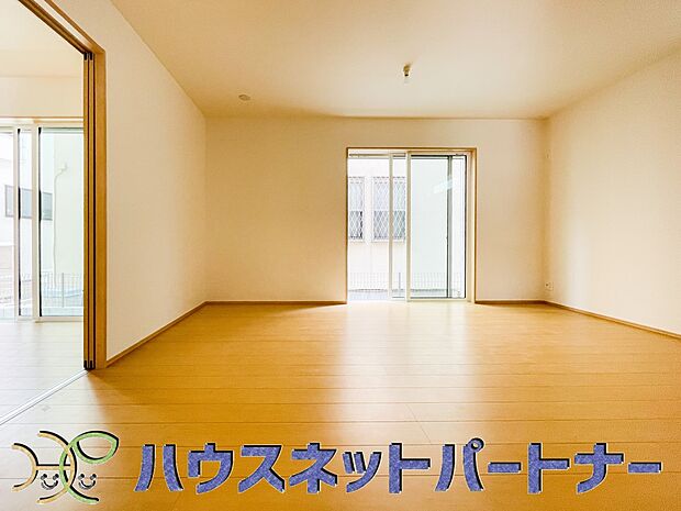 通風・採光に優れ、心地よい光と風が溢れています。 贅沢で豊かな居住性と、プライドを満たすクオリティが見事に調和した住空間。新築ならではの快適なひとときをご体感頂ける筈です。