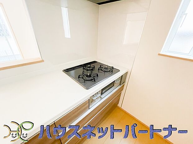 三口コンロで料理の幅を拡げてくれる使いやすいシステムキッチンを採用。洗い場も大きいので野菜や食器を洗ったりする際にも捗り、奥様の強い味方となってくれるはずです。