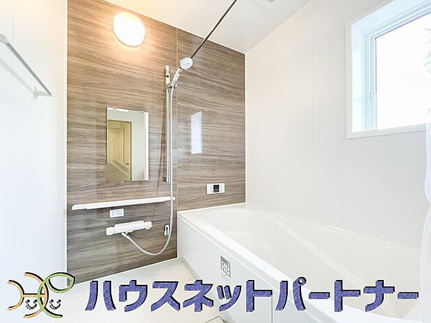 冬場にはヒヤッとしないように暖房機能、梅雨の時期には乾燥等、機能的で清潔感溢れる浴室。快適・清潔な空間で心も体もオフになる時間を楽しむことが可能です。