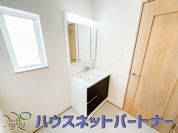 ミラーを手前に引けば、楽な姿勢で髭剃りやメイクができます。合わせ鏡にすればヘアスタイルのチェックもラクラク。洗面化粧台のミラー裏にはたっぷり入る収納スペースを設けています。