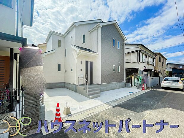 街に溶け合う美しい景観と、採光や風通しを考えて設計された間取り。近隣の視線を考え調整した窓位置など、外観だけでなく、住まうご家族の心地よさを最優先しました。