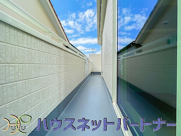 南向きバルコニーから明るい陽射しと爽やかな風がお部屋へと流れ込む、心地よい空間です。2部屋続きなのでお布団も沢山干せますね。