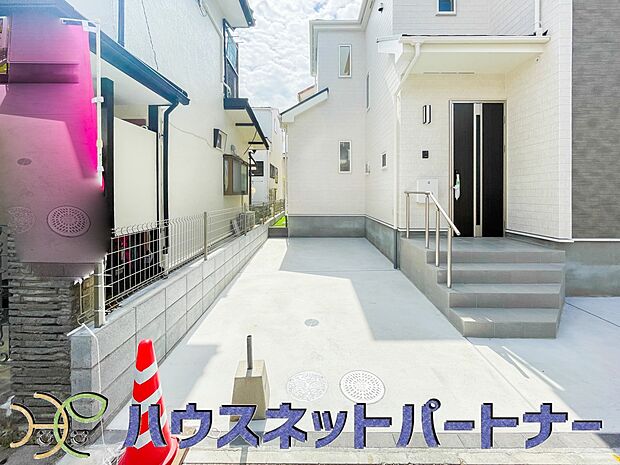 カースペース2台可。敷地内に駐車スペースが2台分確保されています。通勤、お出かけ、ショッピングなど、家族で出かける際の足となる車。状況に応じて使い分けたい、そんな方におすすめです。