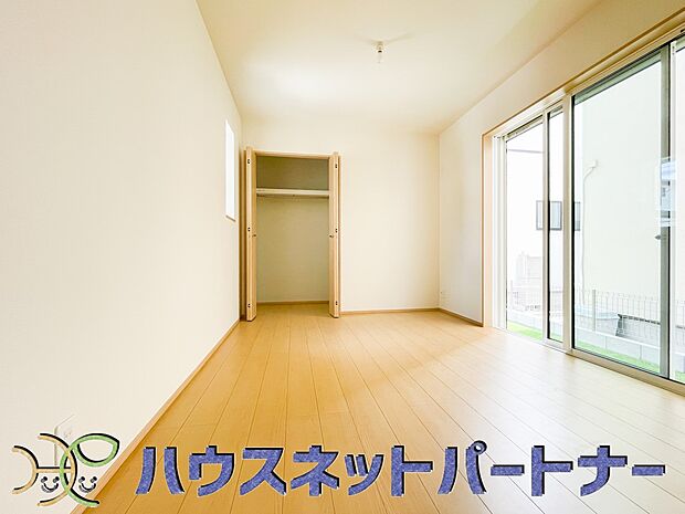 独立性を高めたお部屋。たっぷりの収納も配備しており、片付いた空間を現実出来そう。陽光も降り注ぐ明るく開放的な空間が魅力的。