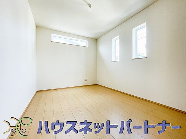 2面窓のある風通しの良いお部屋は心も体も元気にしてくれます。自分だけのお部屋作りを楽しんでみては。