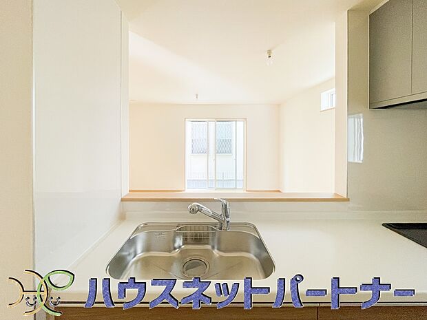 カウンターキッチンなら、リビングで遊ぶ子供の様子を見ながら料理ができるので安心です。料理を運んでもらったり、子供にお手伝いしてもらいやすいのもいいですね♪