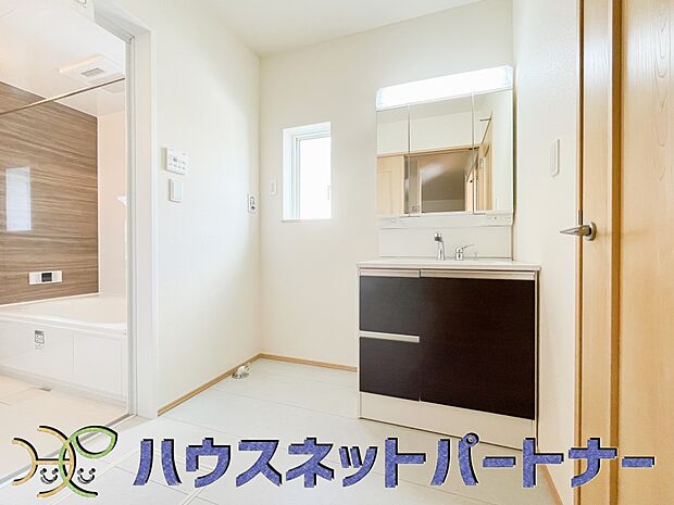 洗面室のある脱衣所は広々。脱いだお洋服をそのままお洗濯。