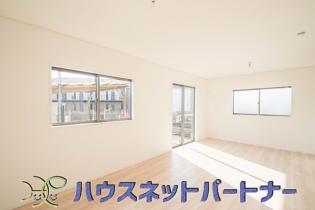 広々18帖のリビング。うららかな陽射しがどのお部屋にも降り注ぎますように、快適さを追求した間取設計。得難い立地環境での生活を恵みの豊かな永住の地へと変えてくれます。