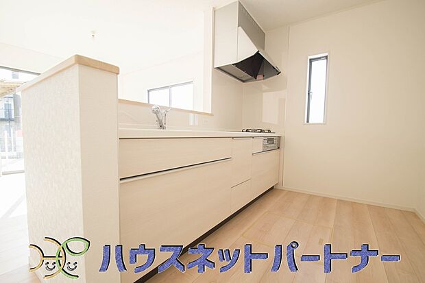 明るく開放的なオープンキッチン。家族とのコミュニケーションが取りやすく、みんなの笑顔が溢れます。